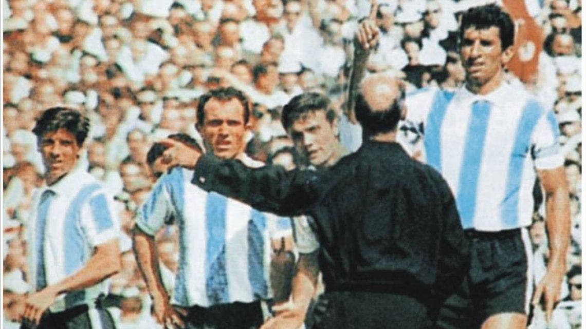 Efemérides del 23 de julio: hace 54 años Rattín protagonizaba el Escándalo  de Wembley | Efemérides