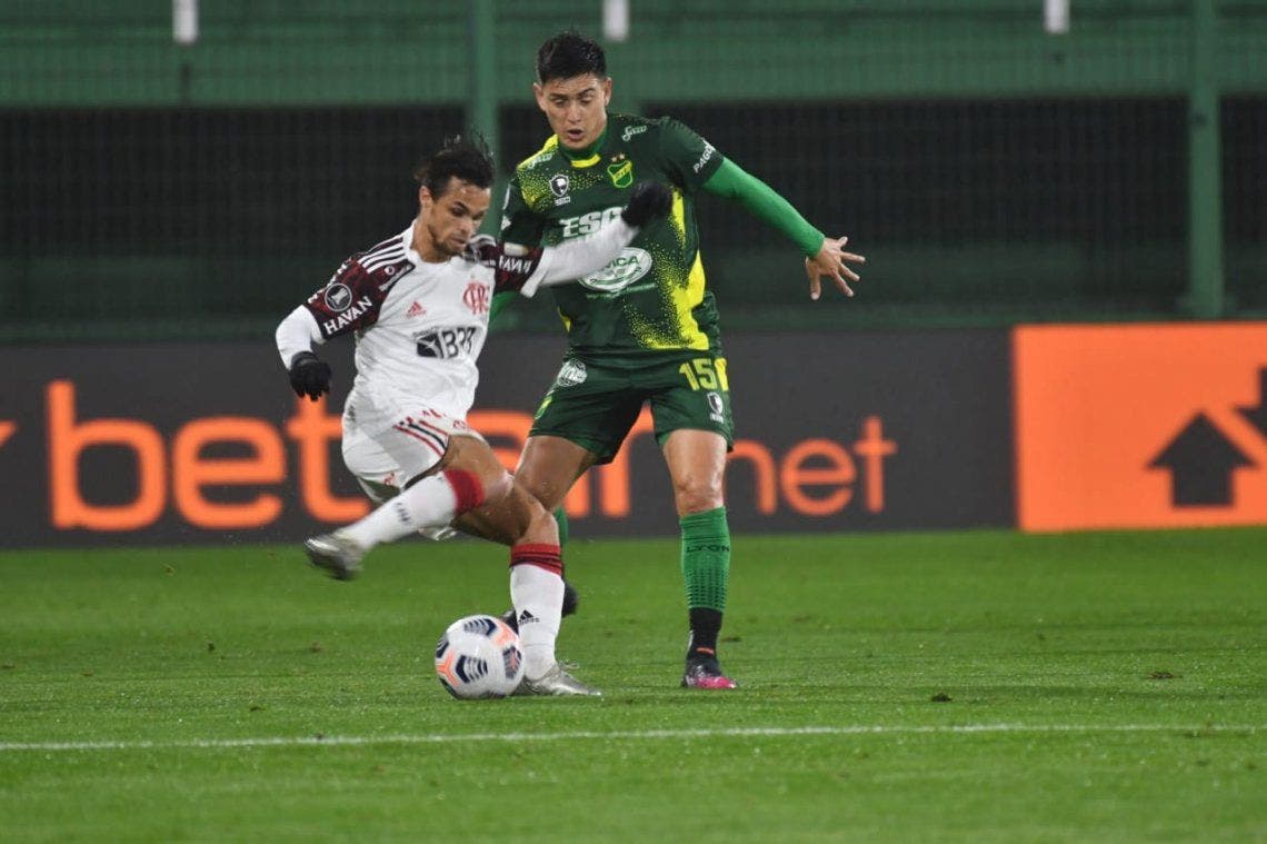 Defensa y Justicia cayó ante Flamengo y se complicó