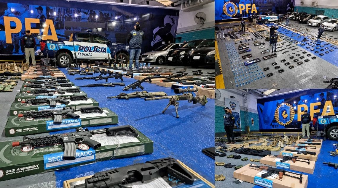 Diez personas fueron detenidas acusadas de contrabandear réplicas de armas de guerra.