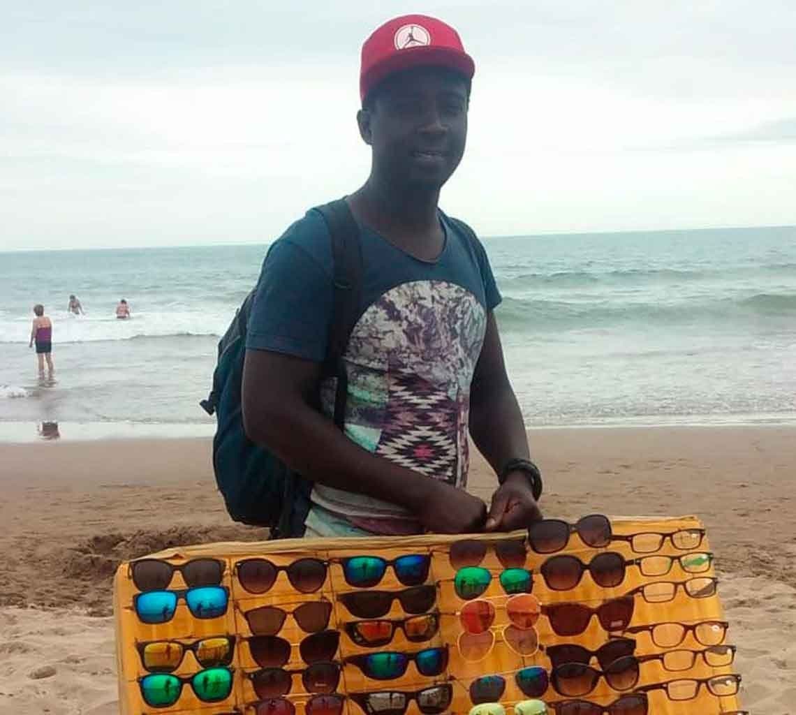 Cheikh el senegales que vende anteojos por la orilla