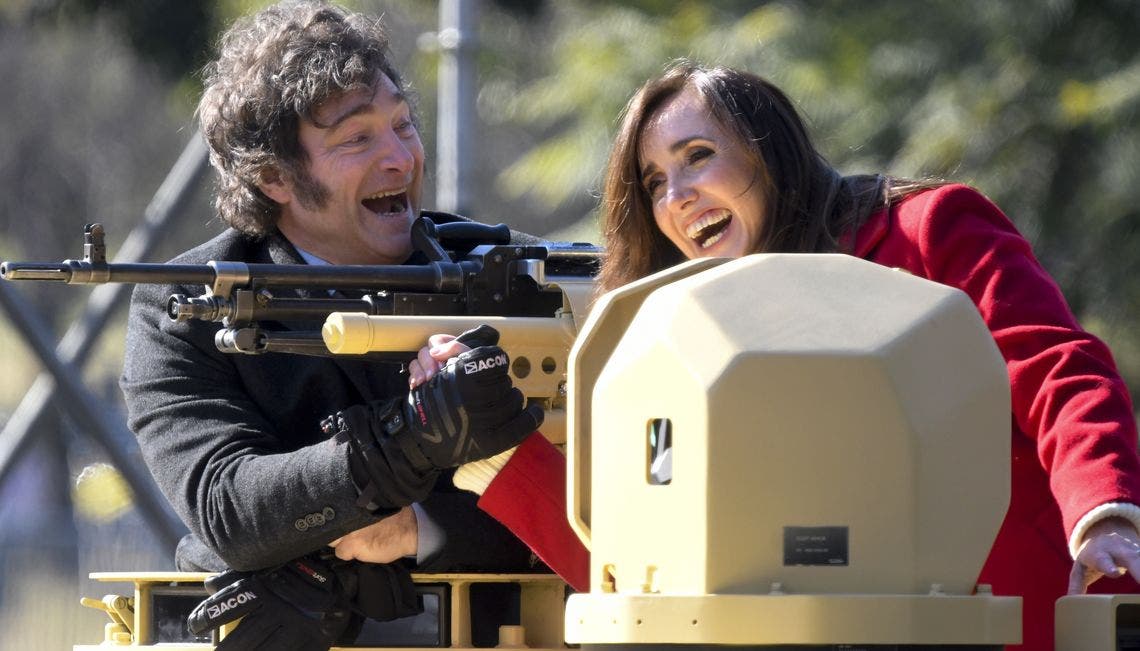 milei-y-villarruel-sonrien-arriba-un-tanque-el-tema-es-que-parece-que-cada-uno-maneja-uno-distinto