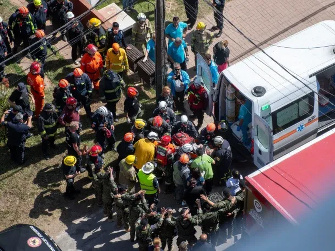 Derrumbe del hotel de Villa Gesell: así rescataron a una mujer entre los escombros