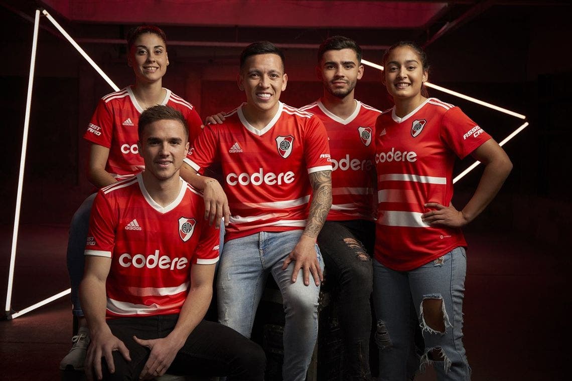 Camiseta de river roja con cuello blanco 2025