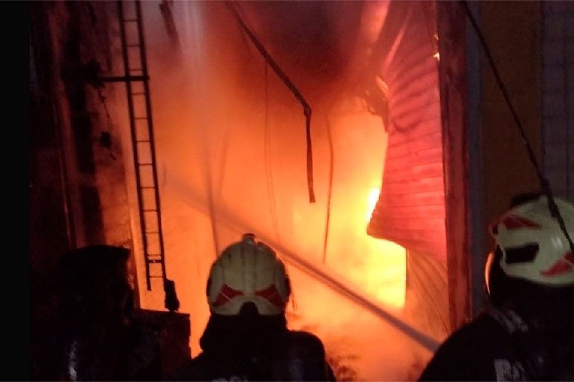 El fuego arrasó con una galería en Flores El fuego arrasó con una galería en Flores