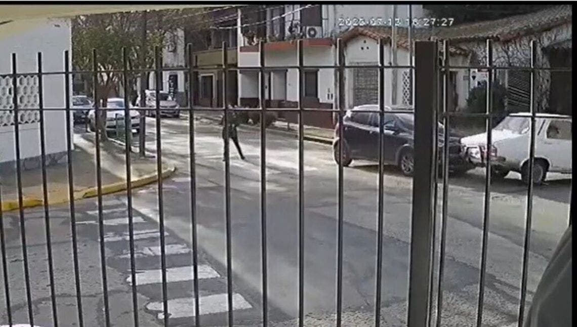 Lo chocaron y en un ataque de ira destrozó el otro auto con un hacha