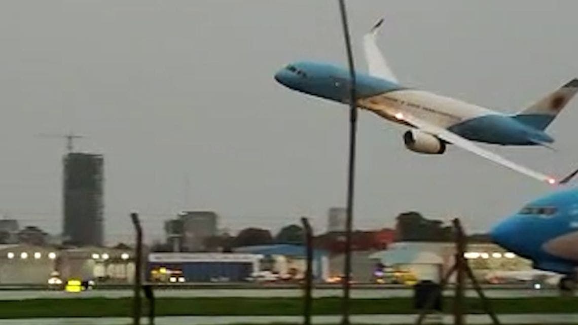 Por qué el nuevo avión presidencial hizo una arriesgada maniobra al llegar al país?
