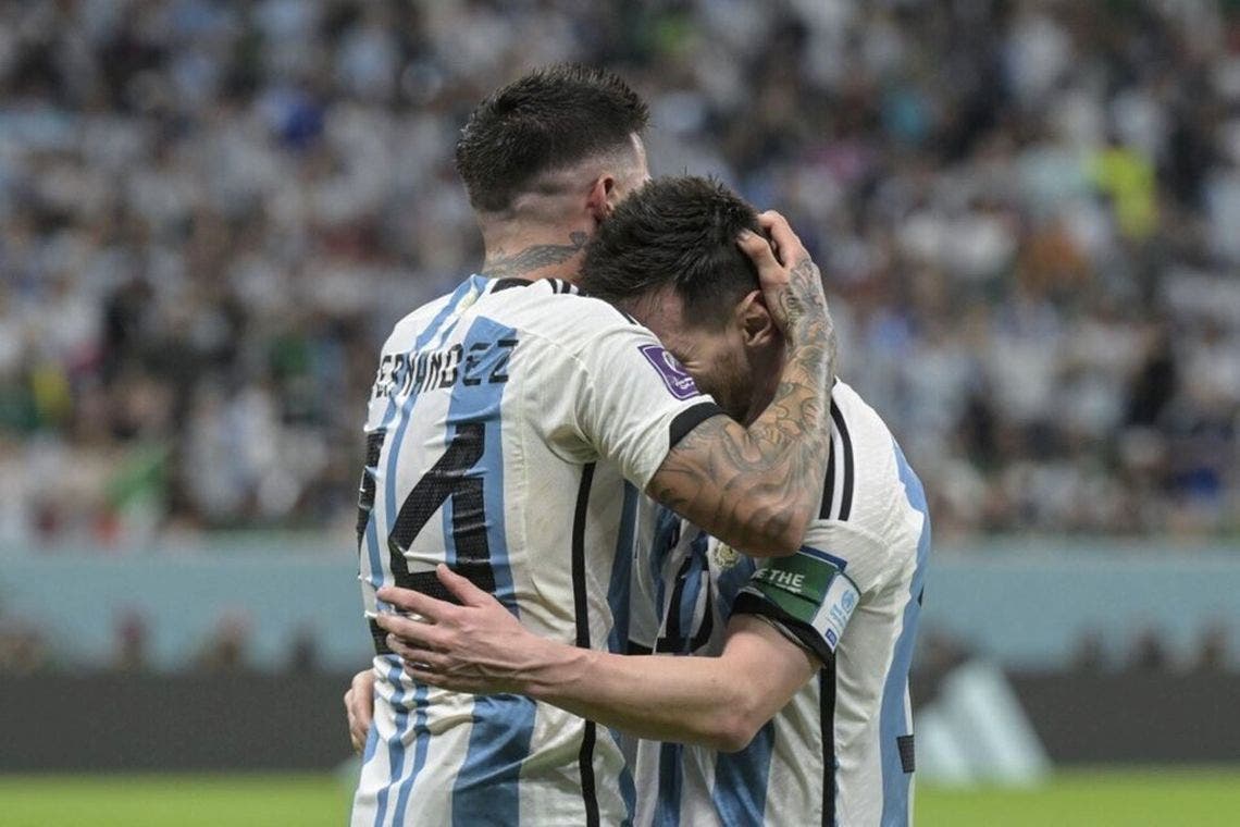 673401-messi-20y-20enzo-20abrazojpg