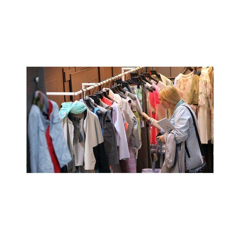 Aument la venta de ropa usada impulsada por la crisis