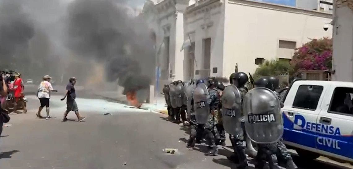 Crimen del delivery en Moreno: incidentes durante la protesta frente a la  Municipalidad